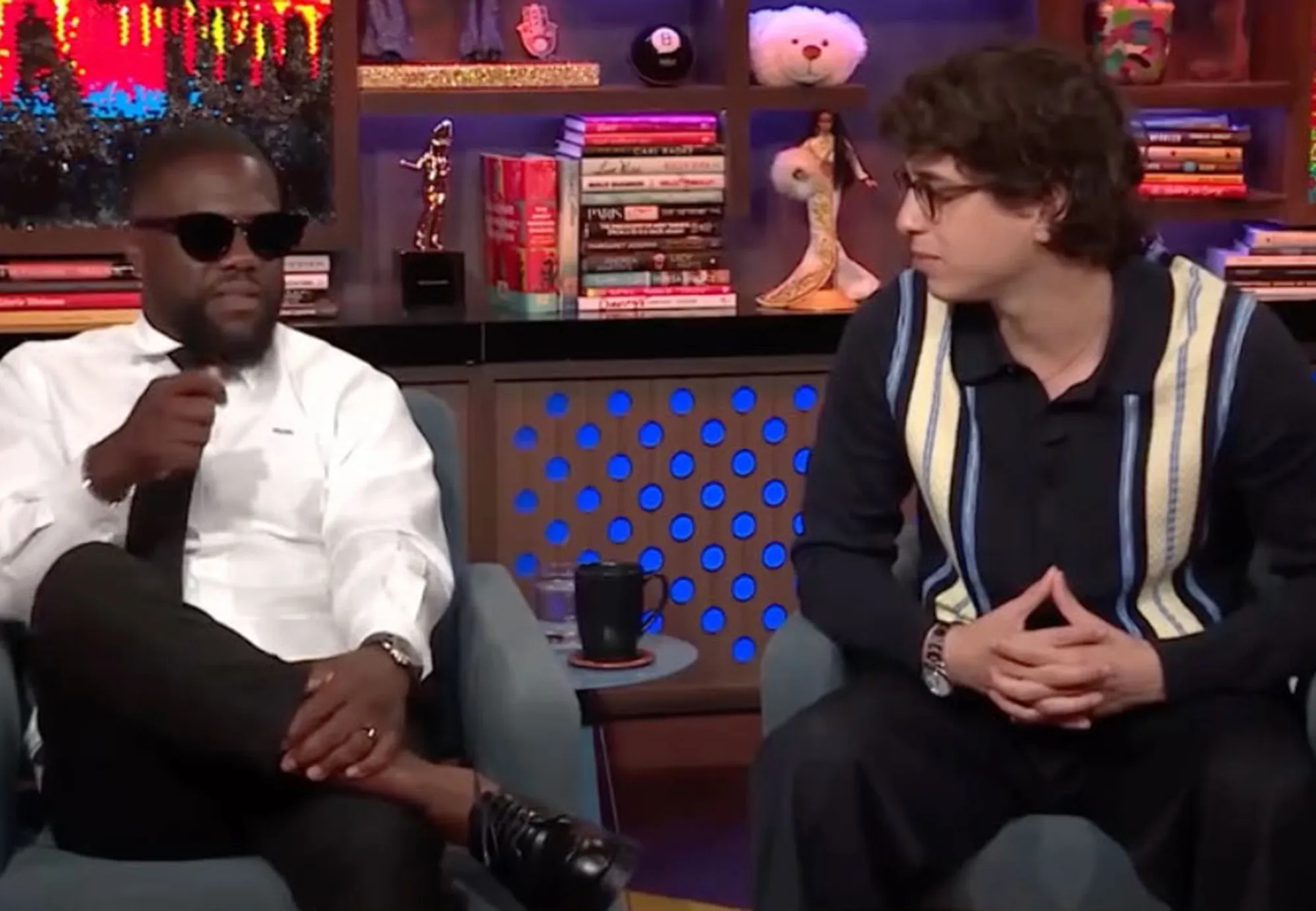 Kevin Hart and Marcello Hernandez talking on a television show.