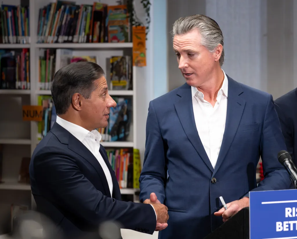 California Governor Gavin Newsom shaking hands with LAUSD Superintendent Alberto Carvalho.