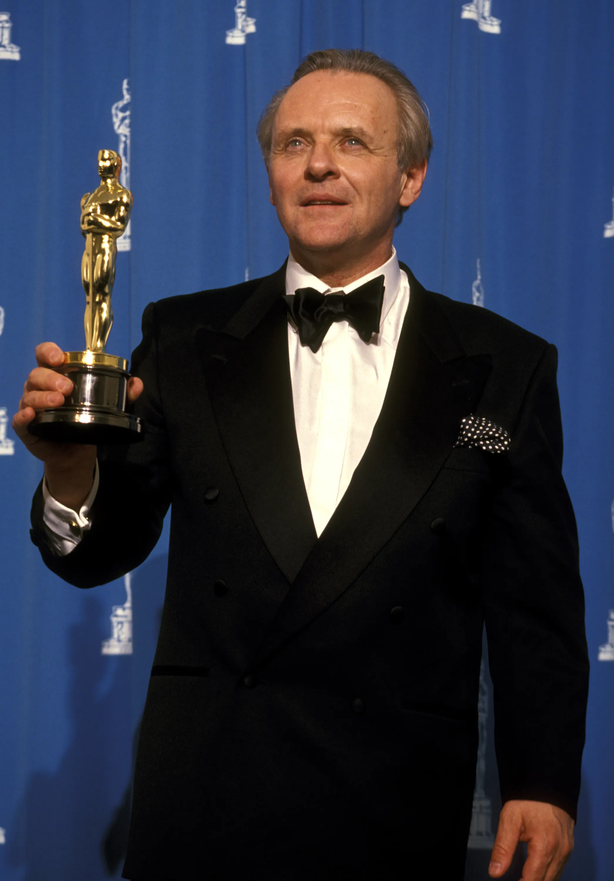Anthony Hopkins holding his Oscar at the 64th Academy Awards.