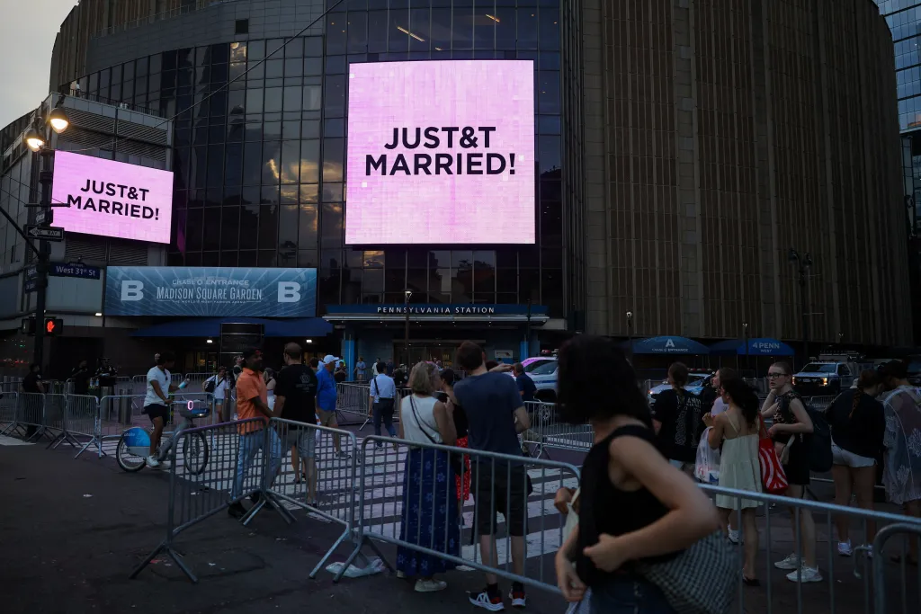 A screen outside Madison Square Garden reads "JUST&T MARRIED!".