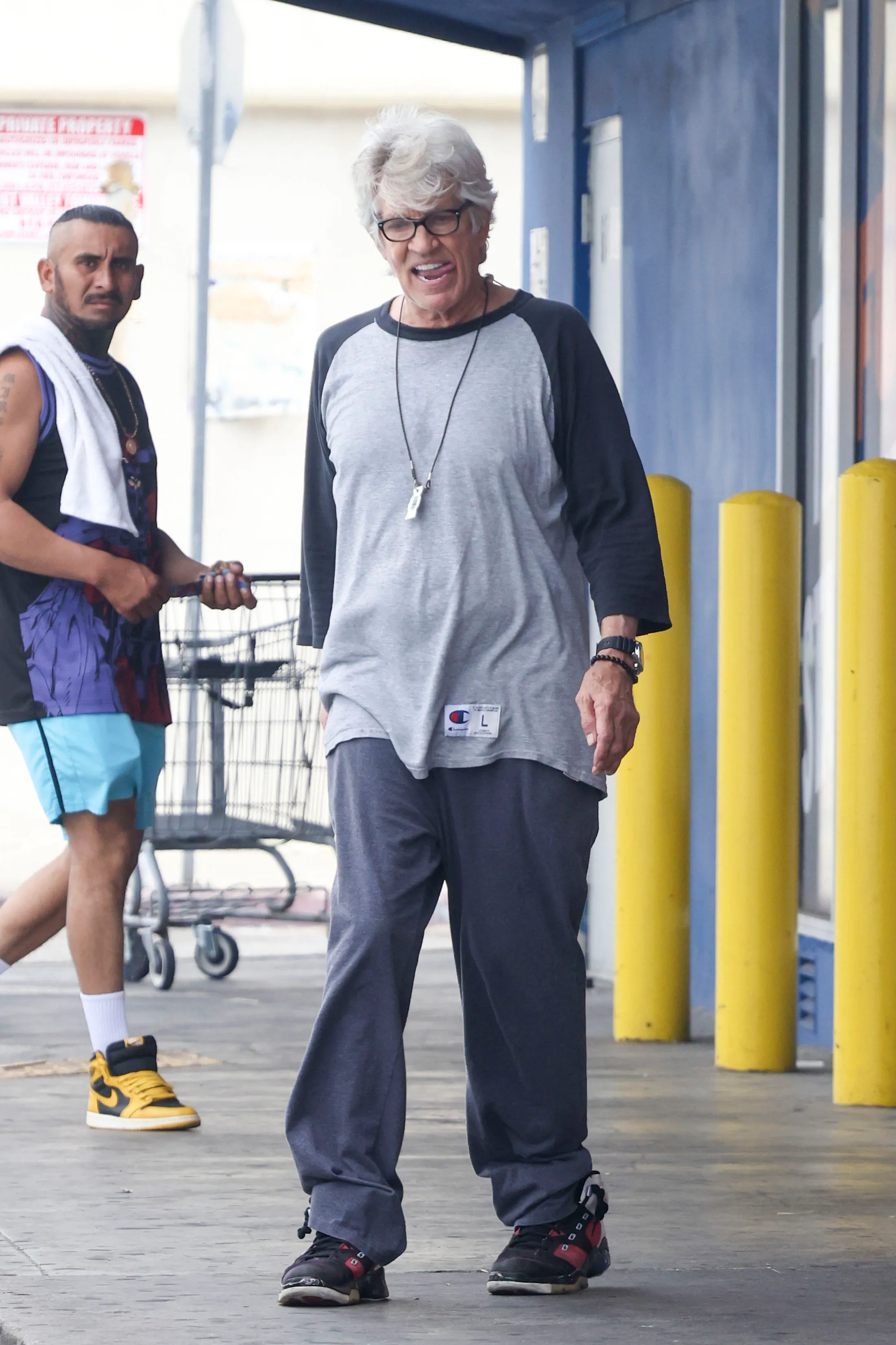 Eric Roberts leaving Crunch Gym in casual attire.