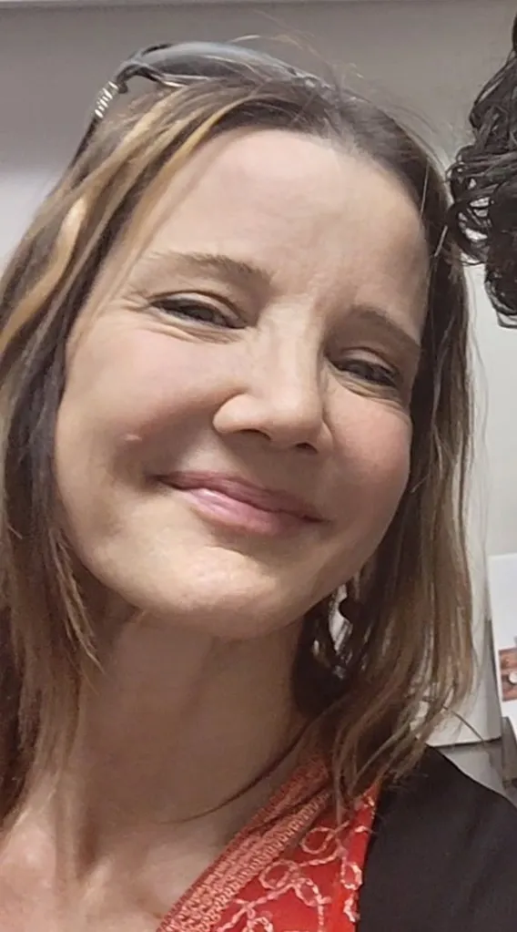 Laura Pinho smiling at the camera.