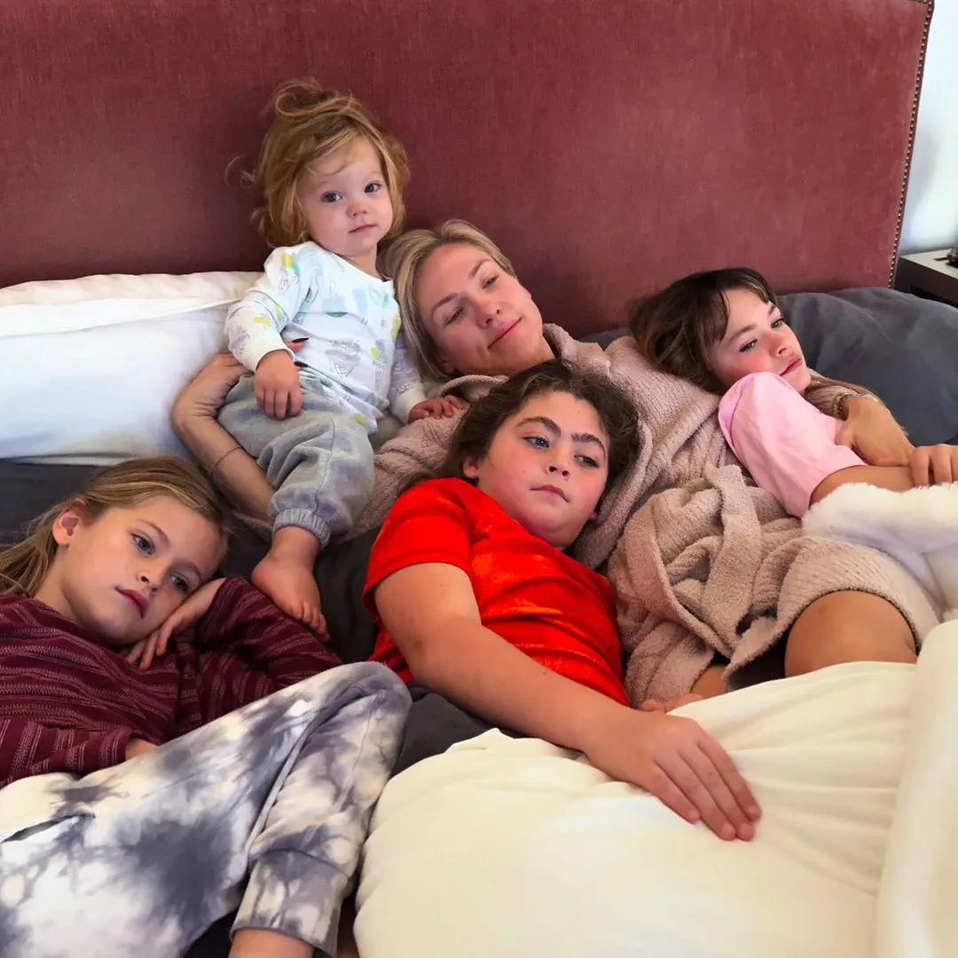 Sharna Burgess lying in bed with her children.