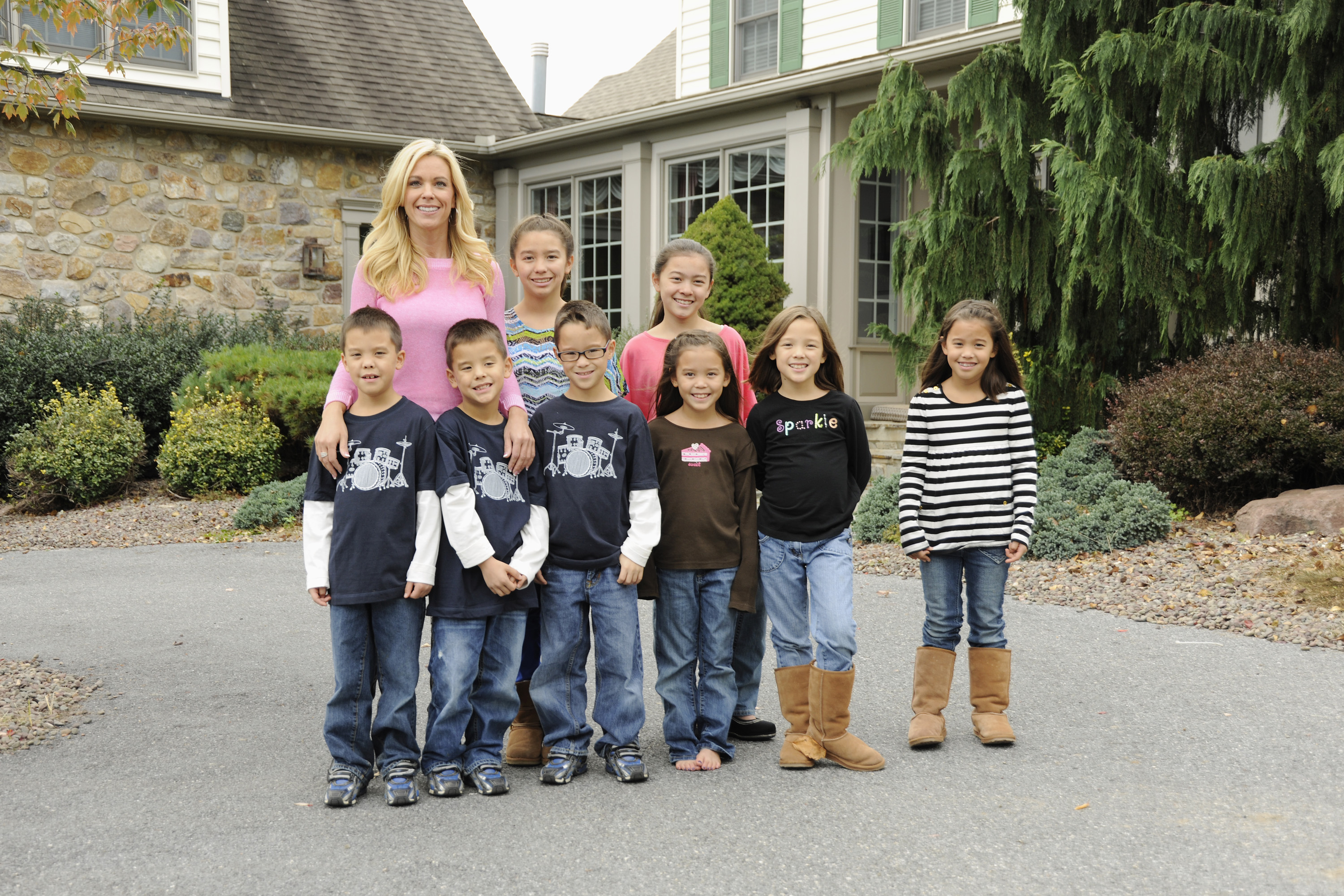 Kate Gosselin and her 8 children posing for a family photo.