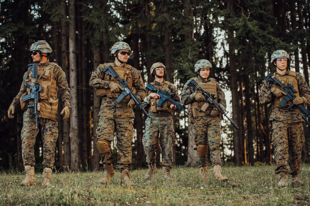 Group portrait of US army elite members with guns.
