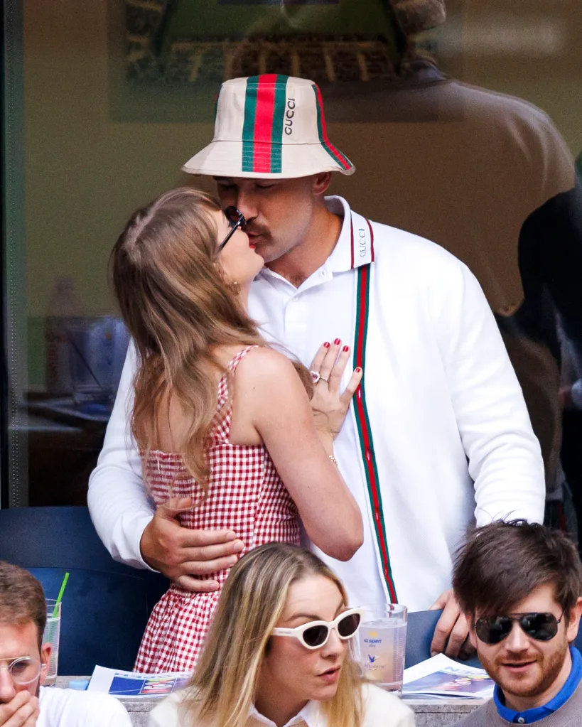 Taylor Swift and Travis Kelce kissing at the US Open.