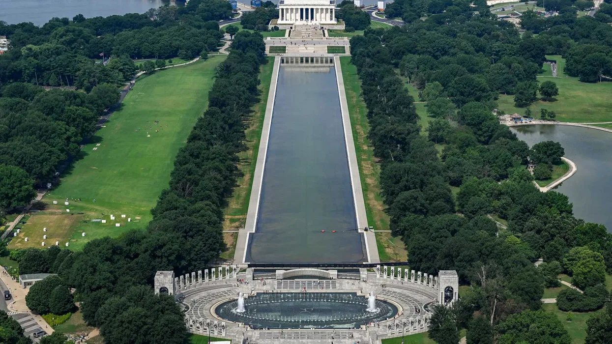 Trump’s Reflecting Pool fiasco takes a turn as onlookers zero in on motorcade tire tracks