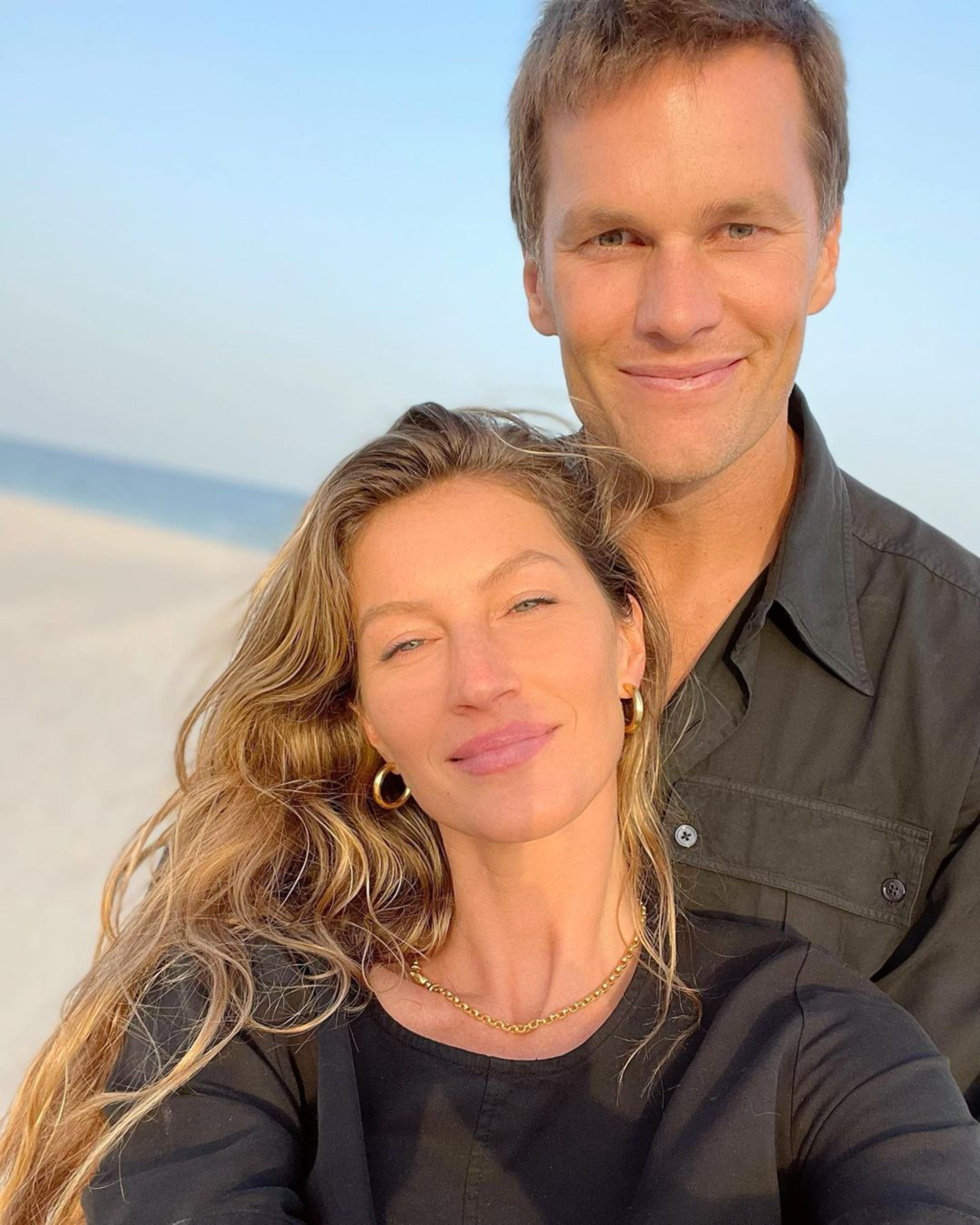 Tom Brady and Gisele Bündchen posing together.
