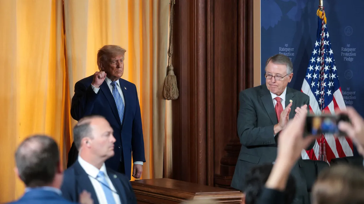 ‘Just keeps going!’ Analysts astounded by ‘uncomfortable’ Trump ovation