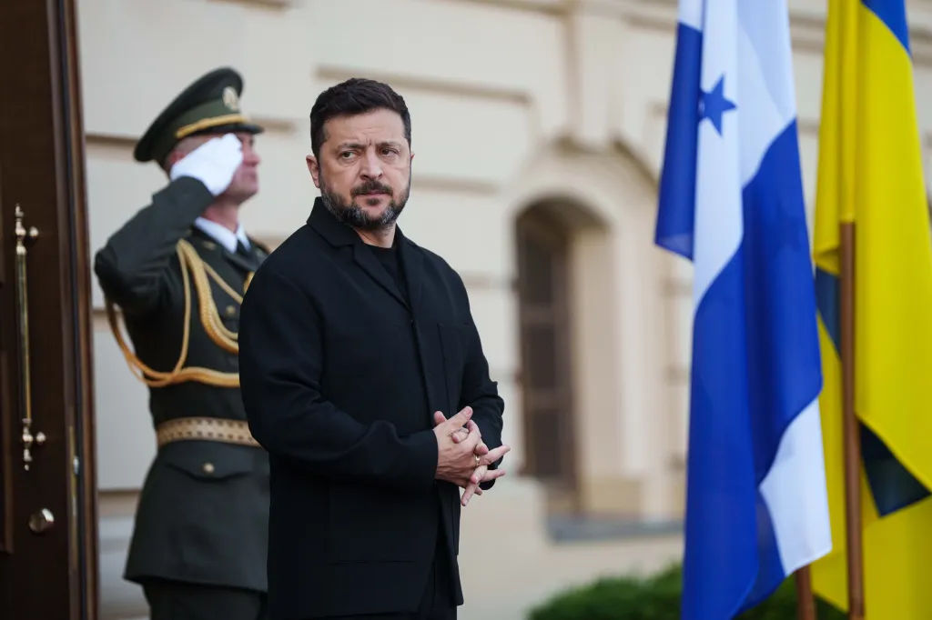 Ukraine's President Volodymyr Zelenskyy waits for arrival of Honduras' President Nasry Asfura in Kyiv, Ukraine, Friday, June 19, 2026. (AP Photo/Evgeniy Maloletka)