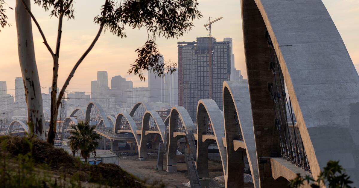 Man climbs to top of L.A.’s 6th Street Bridge, drawing police and firefighters, stopping traffic