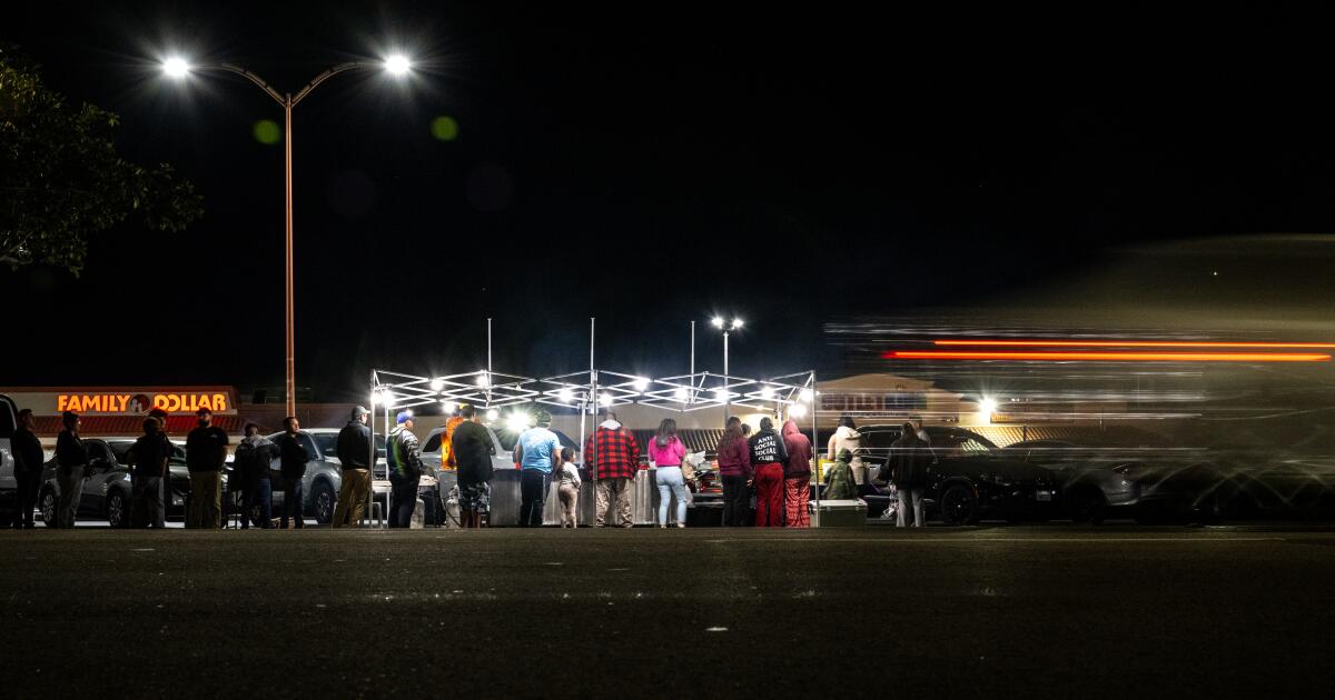 As L.A.’s sidewalk vendors cut corners, restaurants pay the price