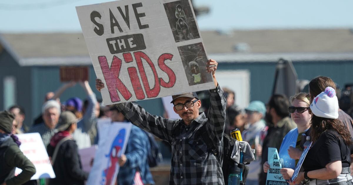 Trump wages court battle over rules for detaining migrant children