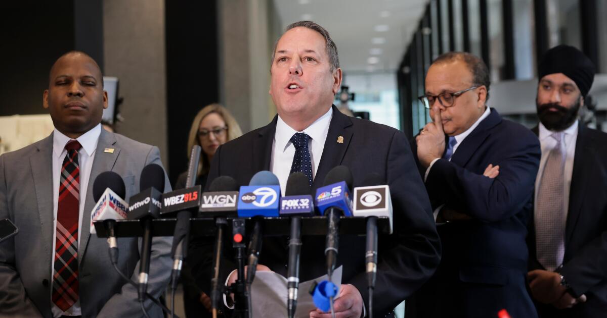 Top FBI agent in Chicago abruptly leaving post after being pushed to retire, AP sources say