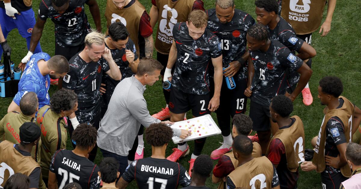Fans slam FIFA’s cooling breaks. Why the U.S. World Cup team doctor disagrees