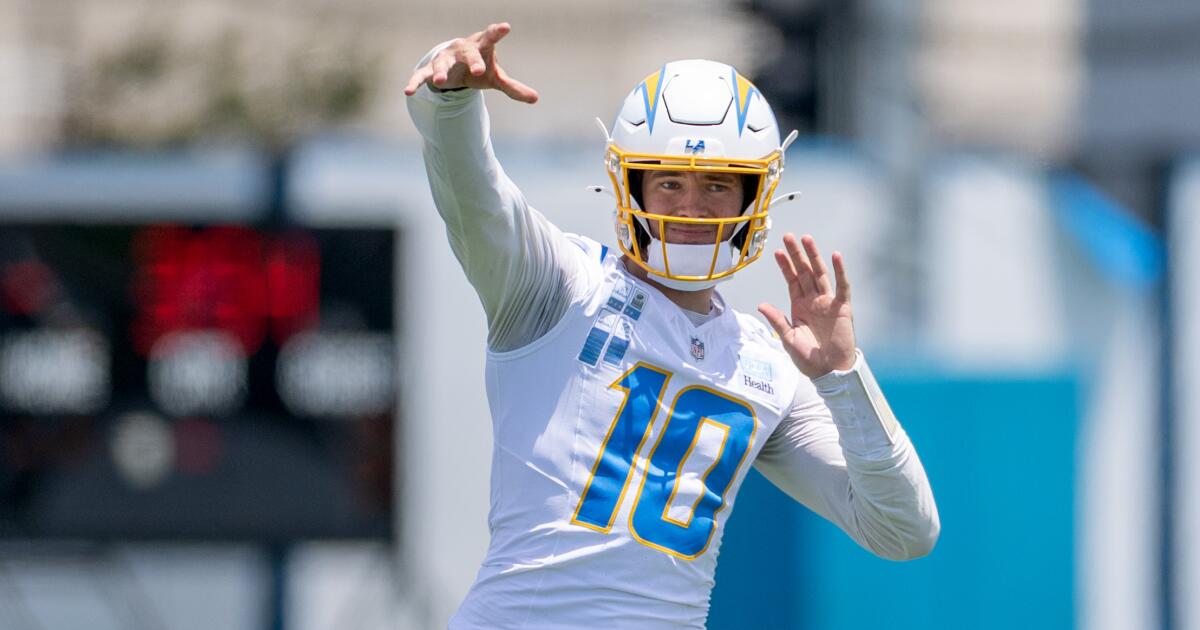 Can Mike McDaniel’s quick-strike offense unlock Justin Herbert and Chargers?