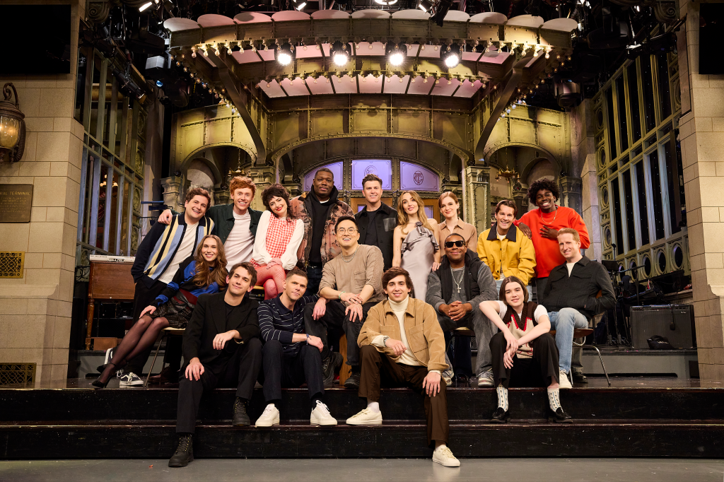 The cast of Saturday Night Live Season 51 poses for a group shot.