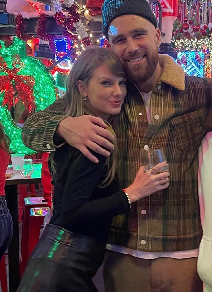 Taylor Swift and Travis Kelce posing for a photo.