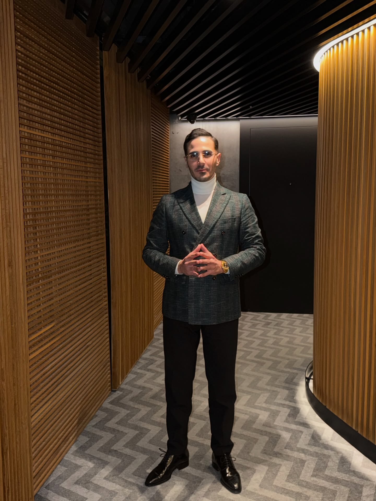 Simon Leviev, the "Tinder Swindler", in a tailored suit.