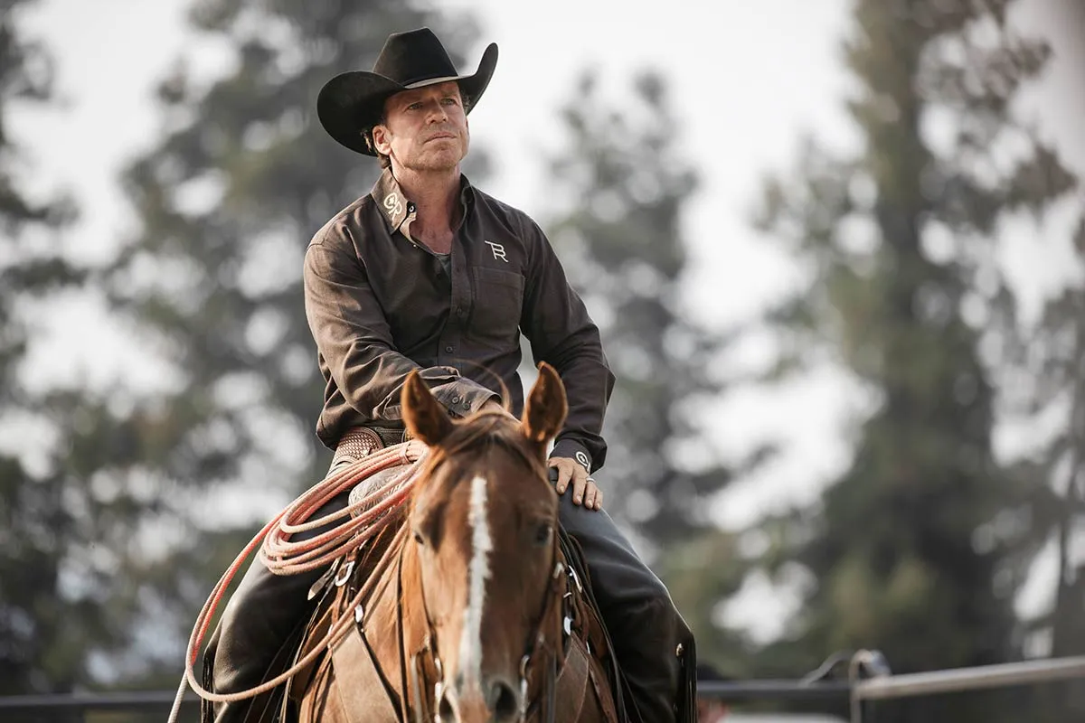 Taylor Sheridan as Travis Wheatley riding a horse in Yellowstone season 5.