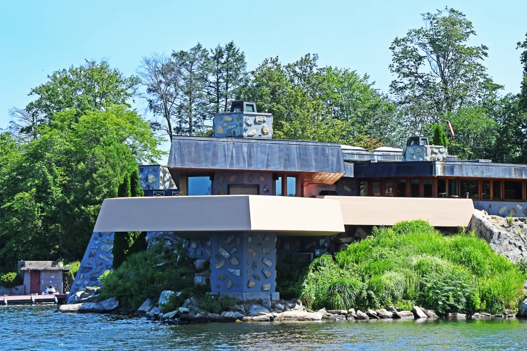 Cantilevering over the lake, the main house resembles a ship.