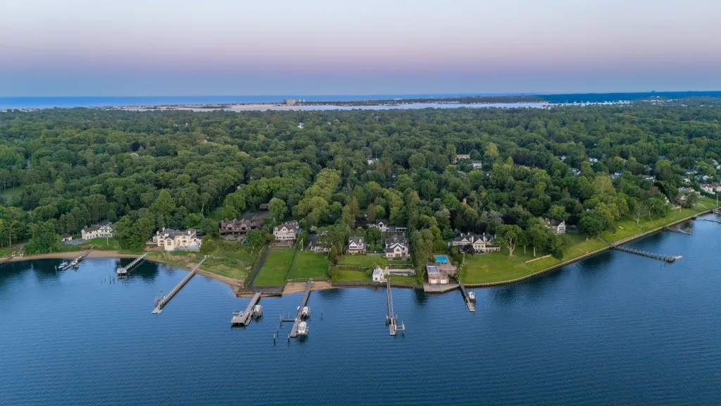 More typical closings have also climbed, with recent sales on Buena Vista Avenue ($4.55M), Ridge Road ($4.4M), Lauriston Court ($3.9M), and Evergreen Drive ($2.28M), against a town median list price of $3.22 million.