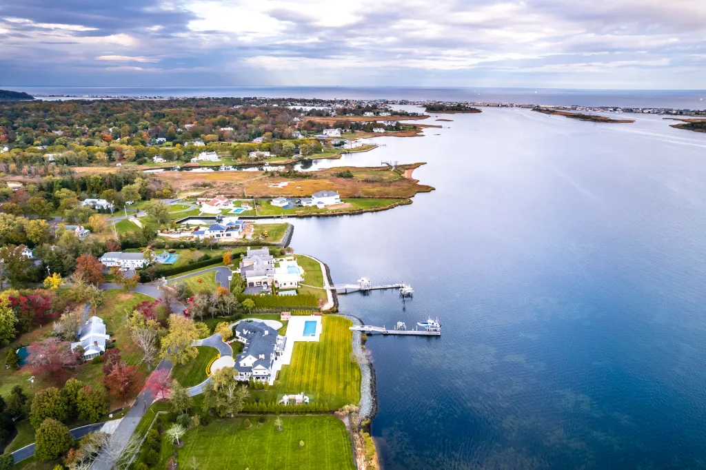 Rumson, New Jersey’s real estate market has quietly climbed into eight figure territory, and locals say it’s starting to look a lot like the Hamptons without the Hamptons style traffic.