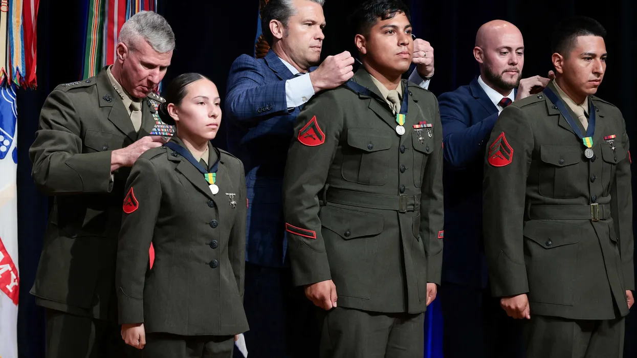 This dishonorable Trump henchman is robbing fallen heroes — literally