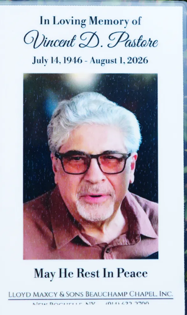 Prayer card for Vincent D. Pastore, featuring his photo and dates of birth and death.
