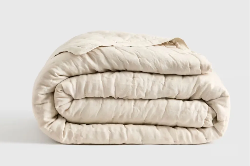 A beige quilt.