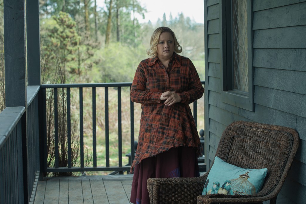 Lucy Davis as Hilda Spellman on a porch.