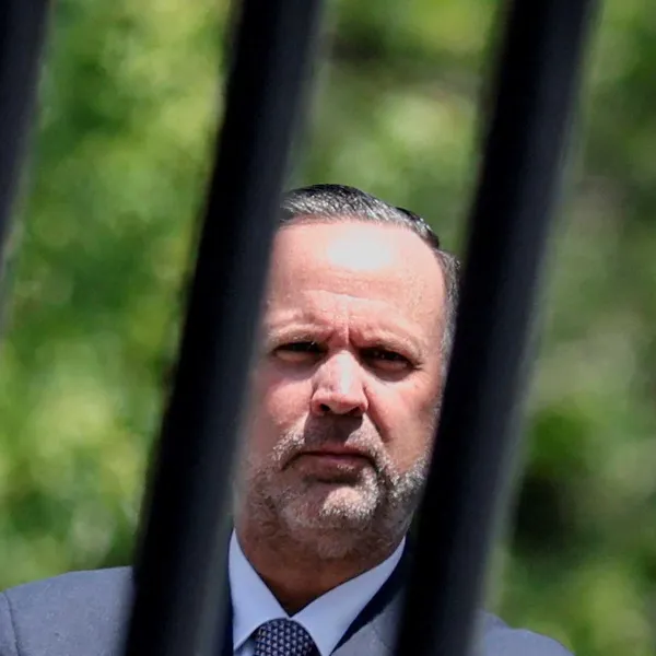 Trump huddled ex-caddy and ‘human printer’ on secret flight – ditched cabinet officials
