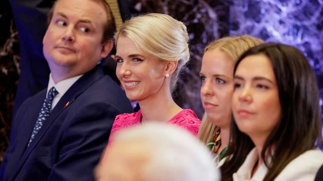 Trump bigwigs taunted as ‘diaper nurse’ flies to safety instead: ‘Out of the loop!’
