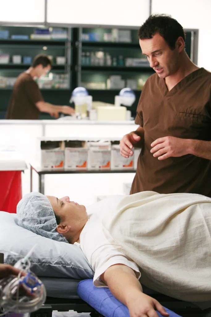 Julian McMahon as a surgeon talking to Rosie O'Donnell as a patient.
