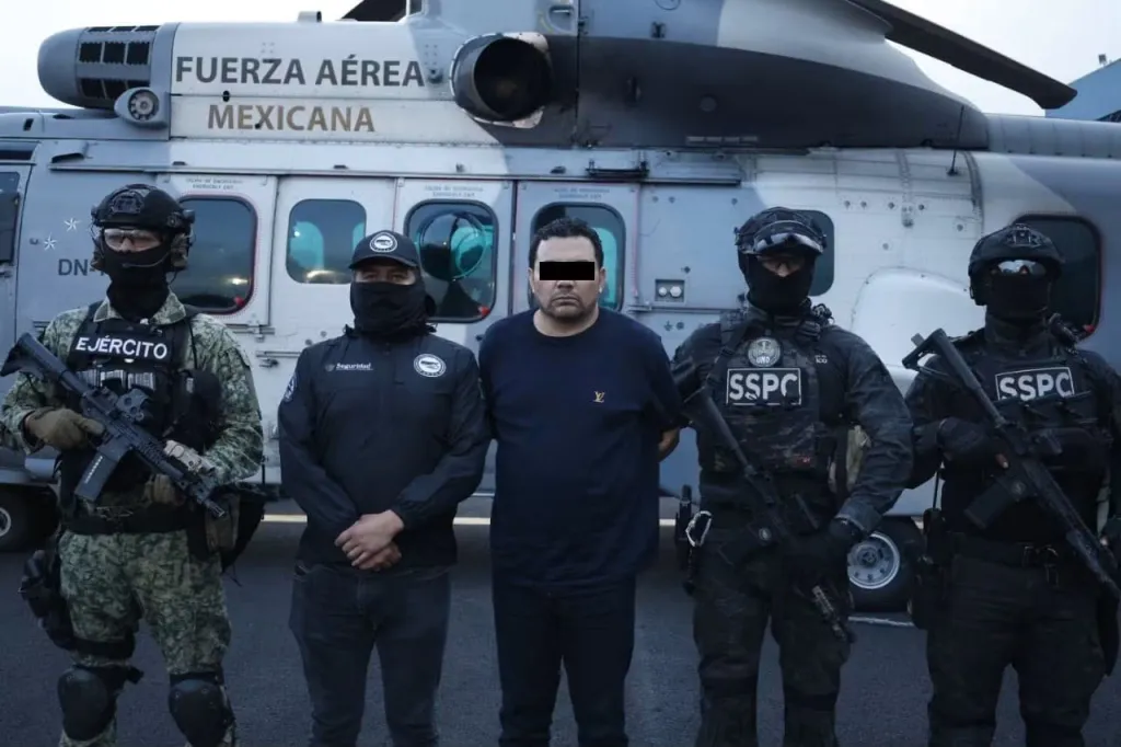 Special security forces with Ramón Ángel Álvarez Ayala, "R1," in front of a Mexican Air Force helicopter.