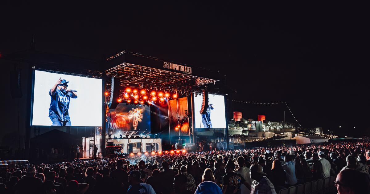 How annoying are parking, seating at F&M Bank Amphitheater in Long Beach? We checked it out