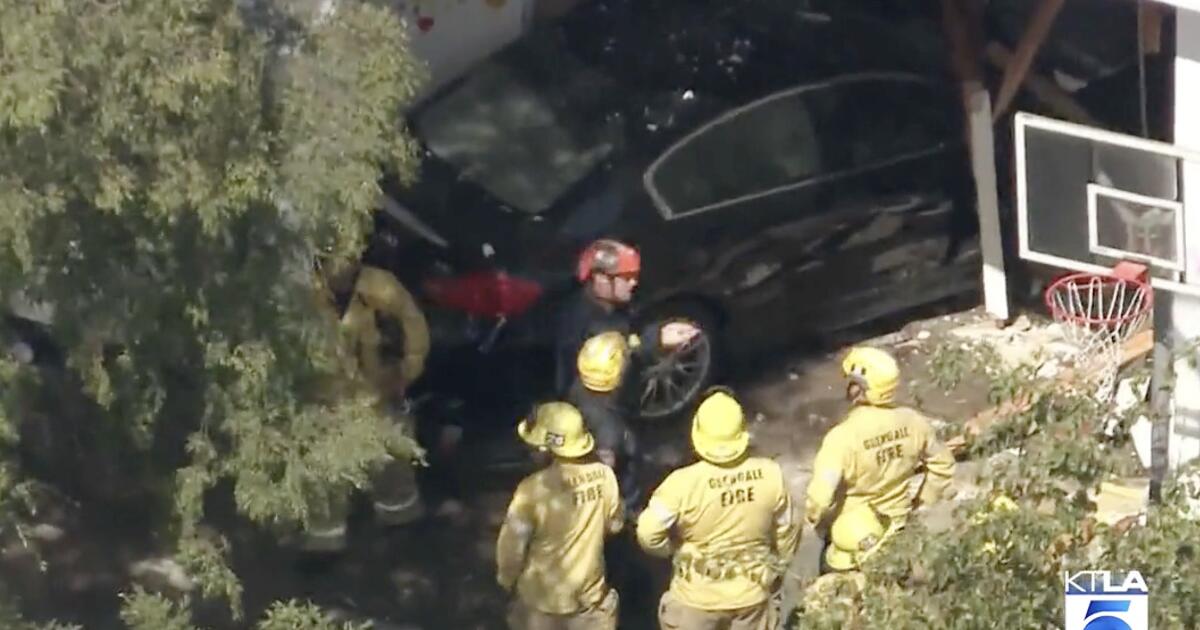 Children injured after vehicle slams into Glendale preschool 