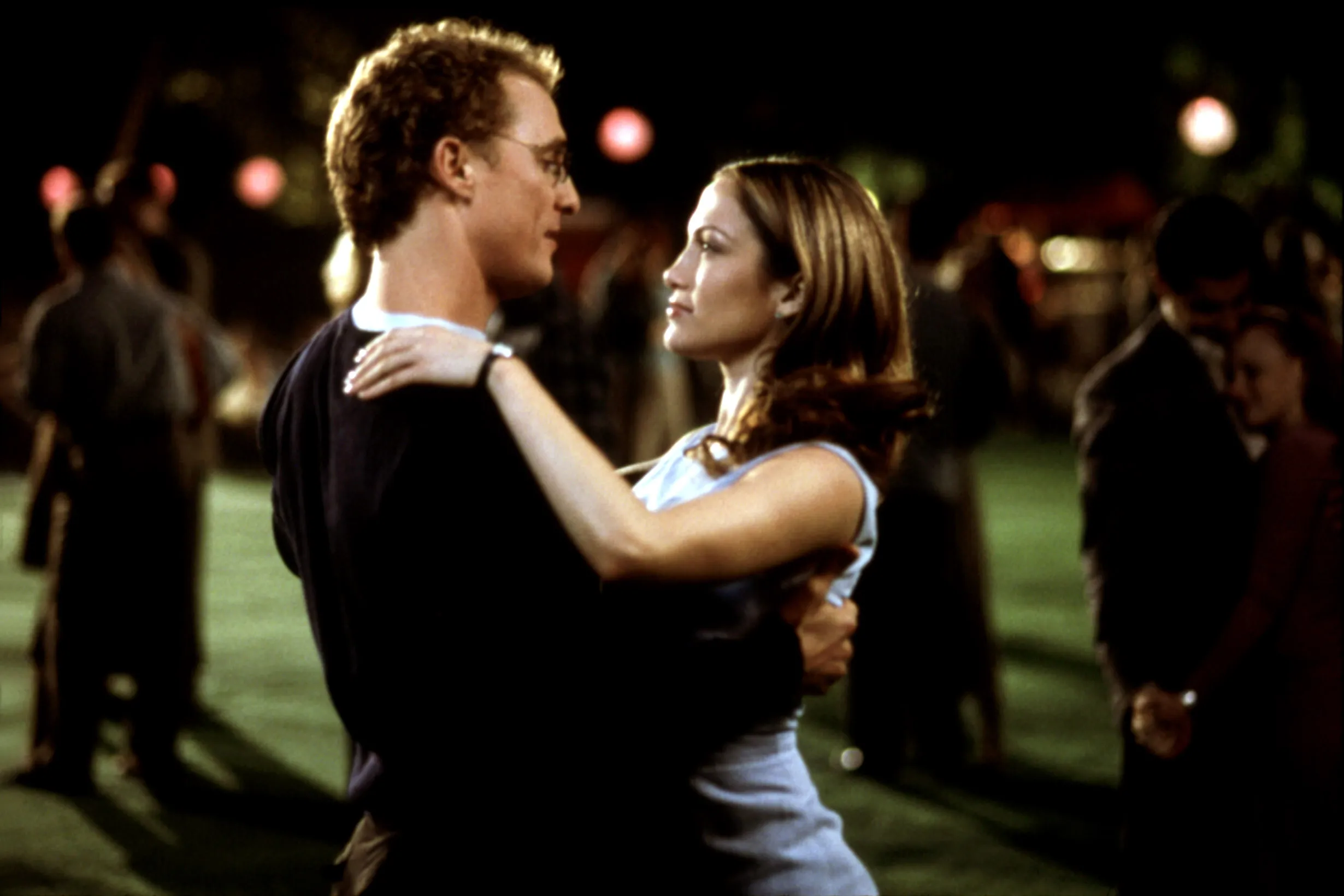 Jennifer Lopez and Matthew McConaughey slow dancing at night in The Wedding Planner.