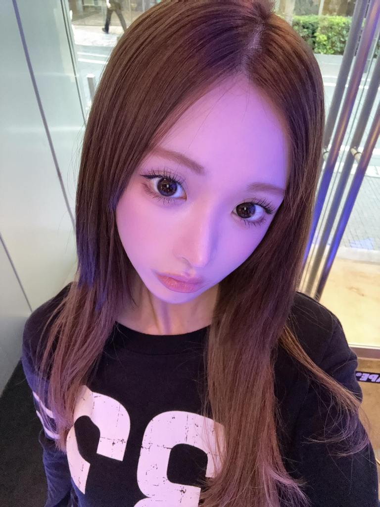 A k-pop influencer Mina Chan looking up at the camera.